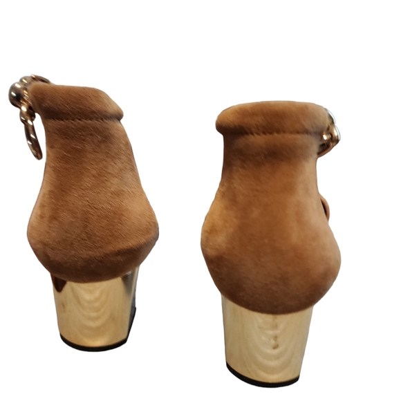 NEW Stella Luna Tan Suede Ankle Chain Turnlock Heeled Sandal - Picture 8 of 11